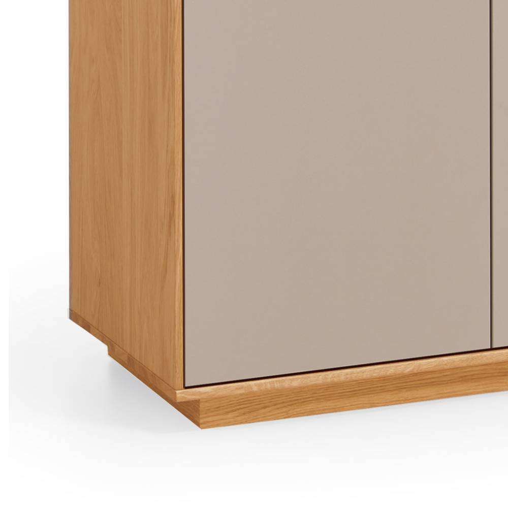 Sockelbereich der Schuhkommode aus Eiche Bianco Holz mit taupefarbener Seitenwand – Barcelos