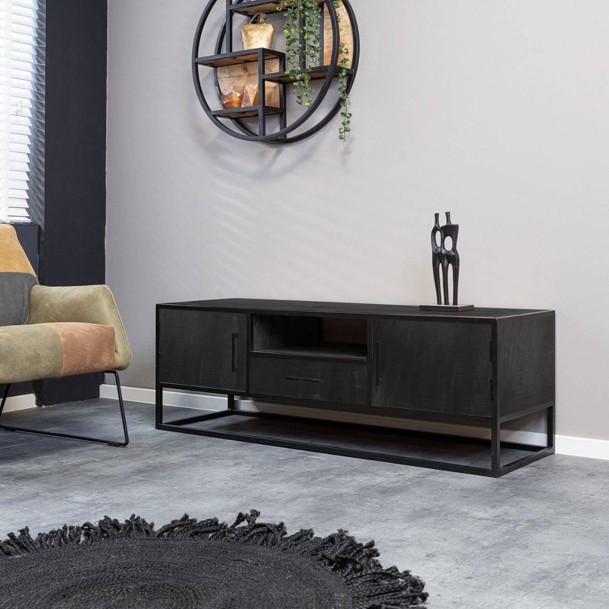 Schwarzes TV Lowboard aus recyceltem Holz im Industrial Design mit zwei Türen und einer Schublade – Spaninico