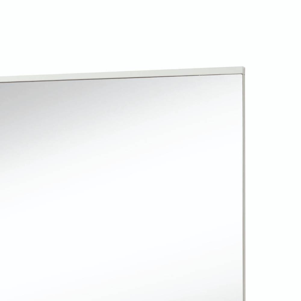 Weißer Spiegelrahmen im Detail, obere rechte Ecke eines modernen Wandspiegels – Holdywas