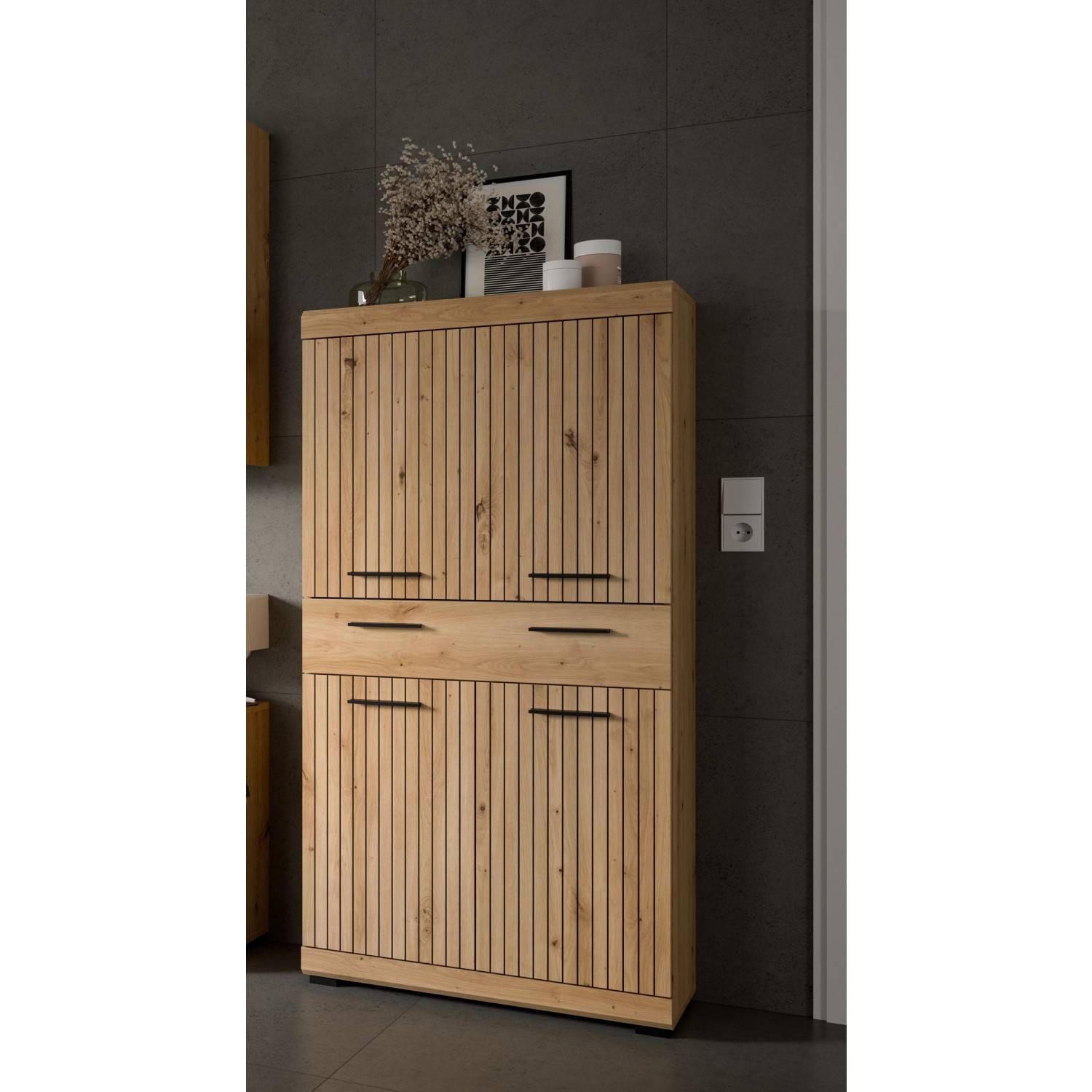 Geräumiger Hochschrank aus heller Holzoptik mit markanter Relief-Front und schwarzen Griffen – Lasewood