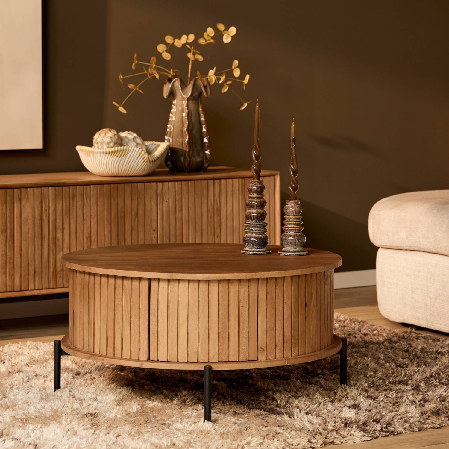 Runder Sofatisch aus Holz mit geriffelter Seitenverkleidung und schwarzen Metallfüßen – Kojas