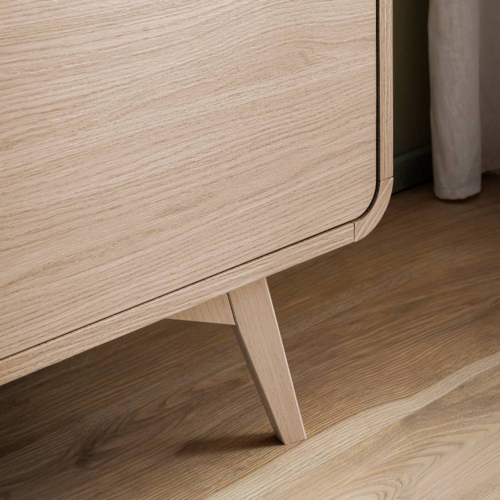 Konische Holzfüße der Highboard-Vitrine in heller Eiche Holzoptik, modern – Embrus
