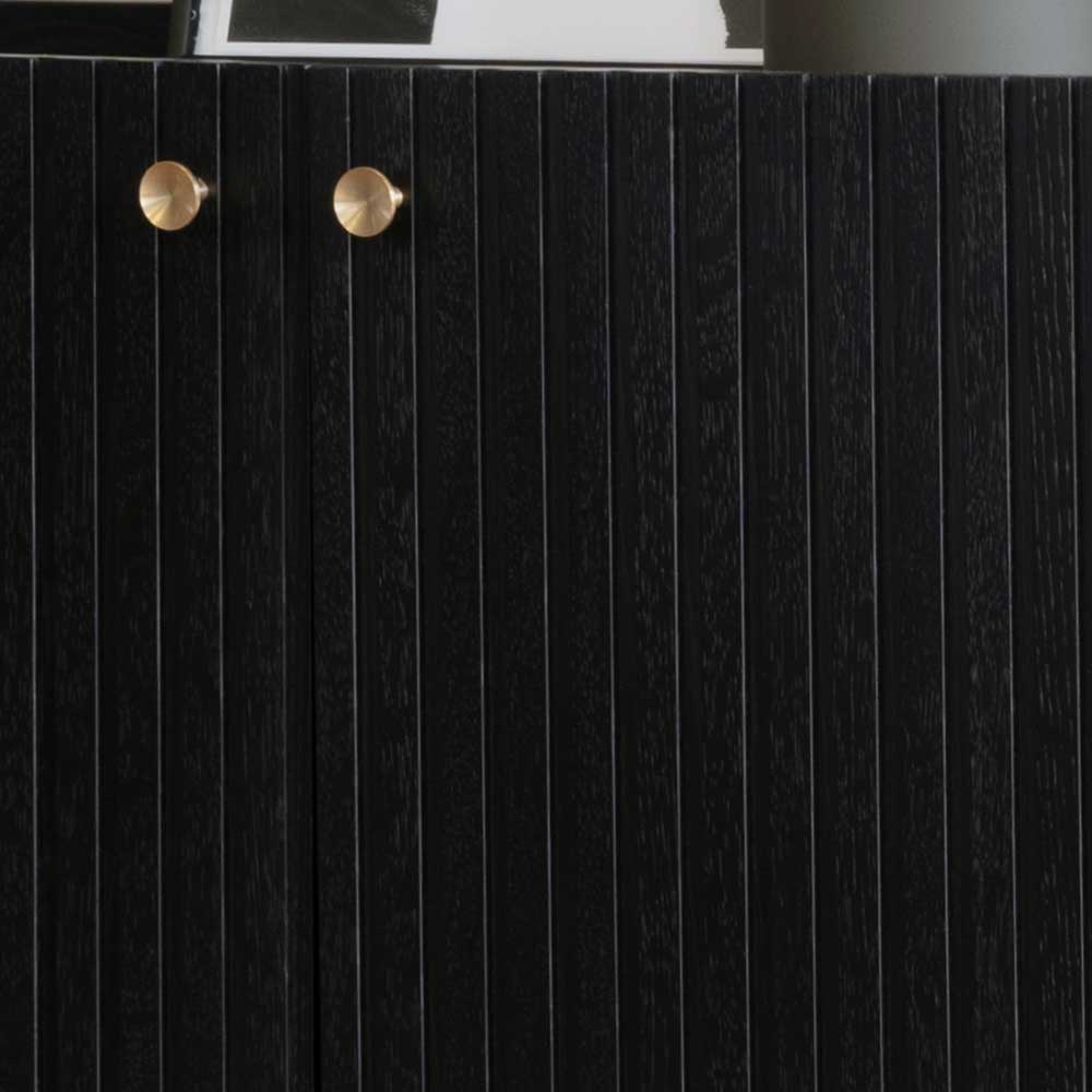 Geriffelte Türen des schwarzen Sideboards mit eleganten goldfarbenen Messinggriffen – Hemorian