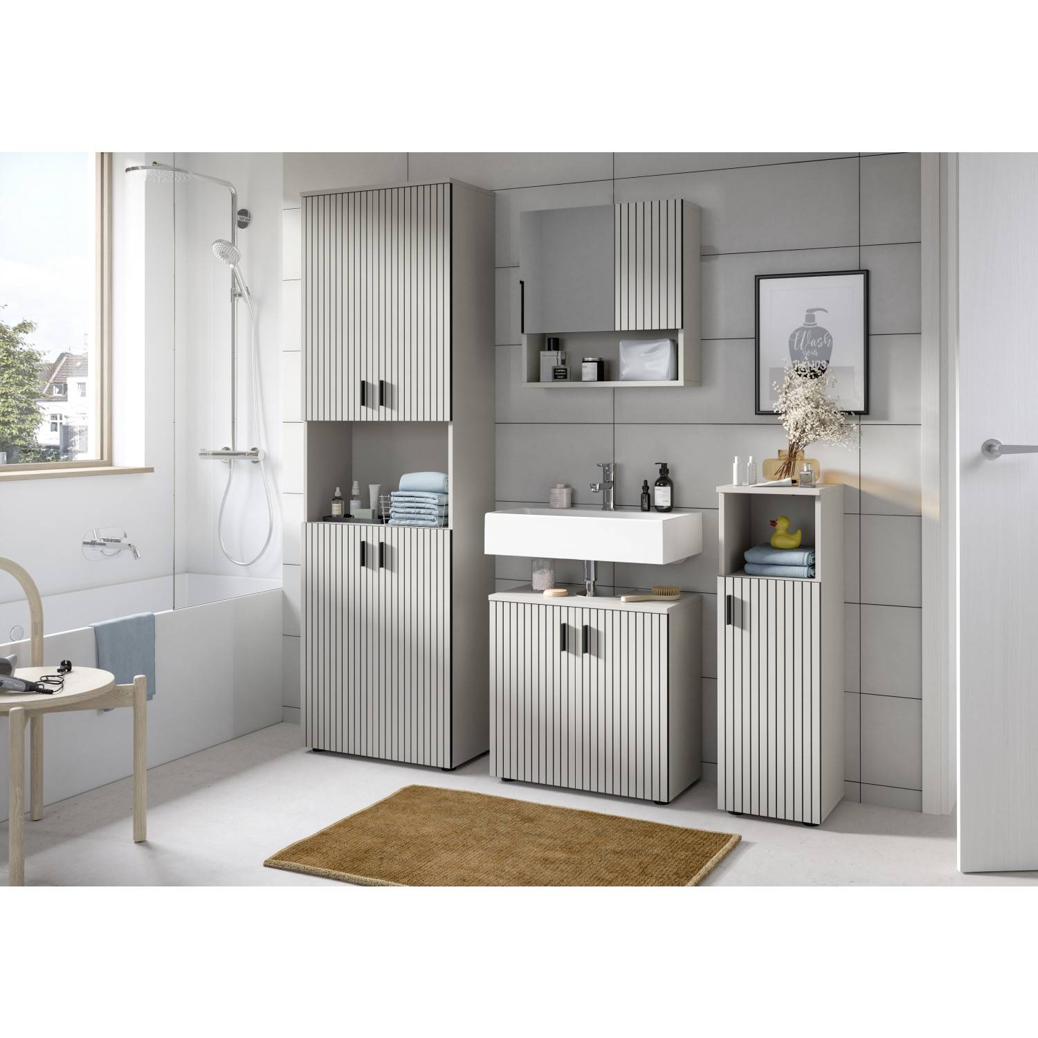 Modernes Badezimmer mit grauem Schmaler Midischrank Bad, passendem Waschtischunterschrank und Hängeschrank – Loktos