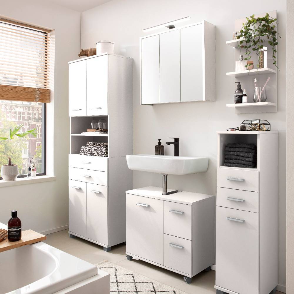 Weißer Bad-Spiegelschrank mit LED Beleuchtung in modernem Badezimmerambiente – Arsenily