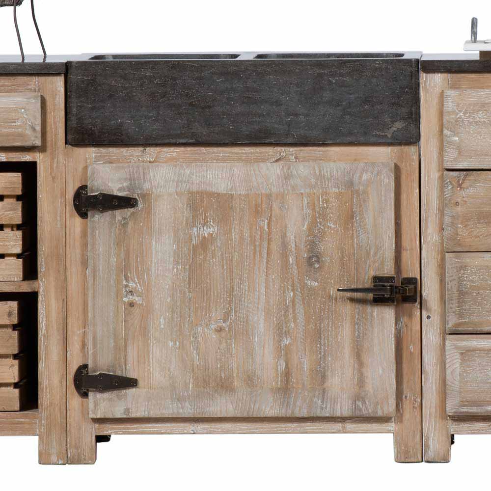 Spülbeckenunterschrank mit dunkler Natursteinspüle und Holztür mit rustikalen Beschlägen – Ashvills