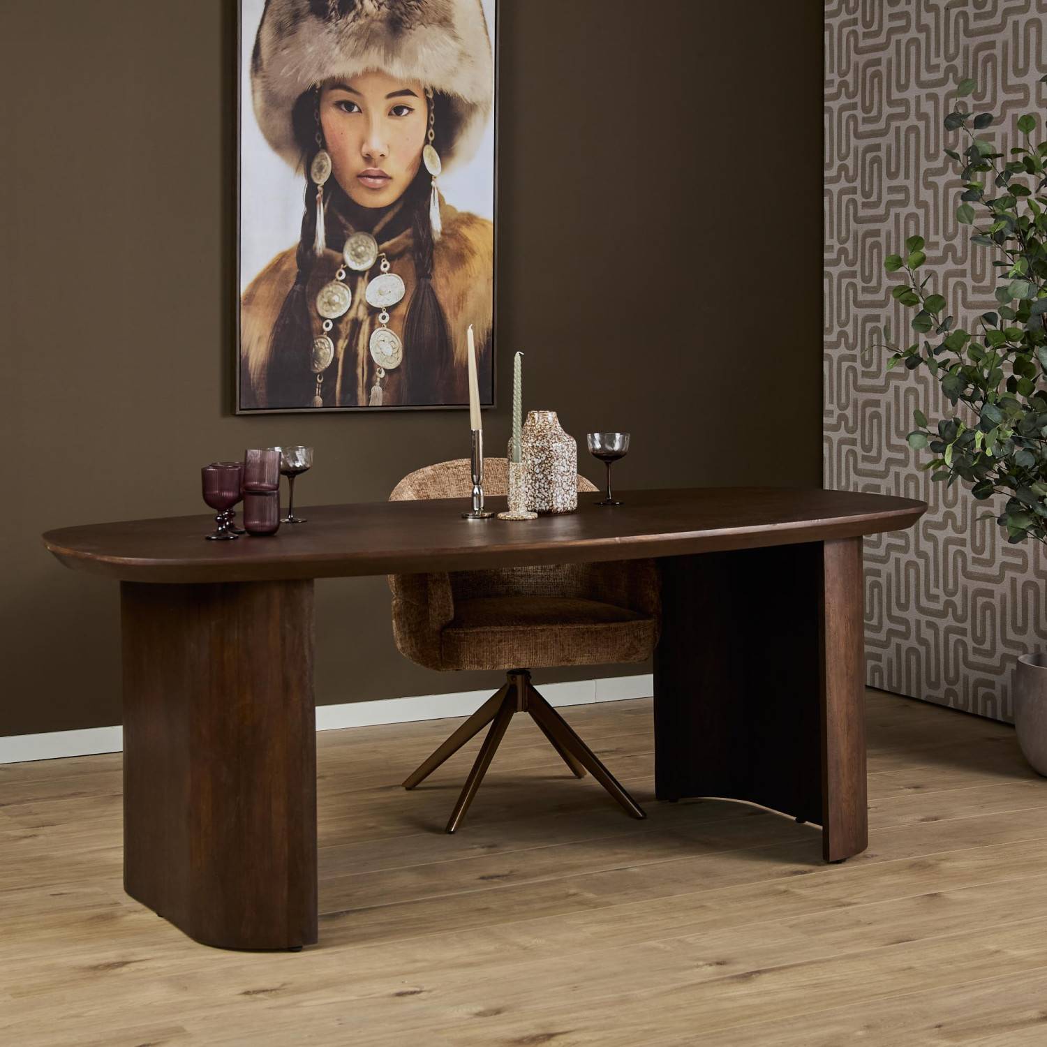 Designertisch aus dunklem Holz mit geschwungenen Sockeln im modernen Esszimmer – Addagio