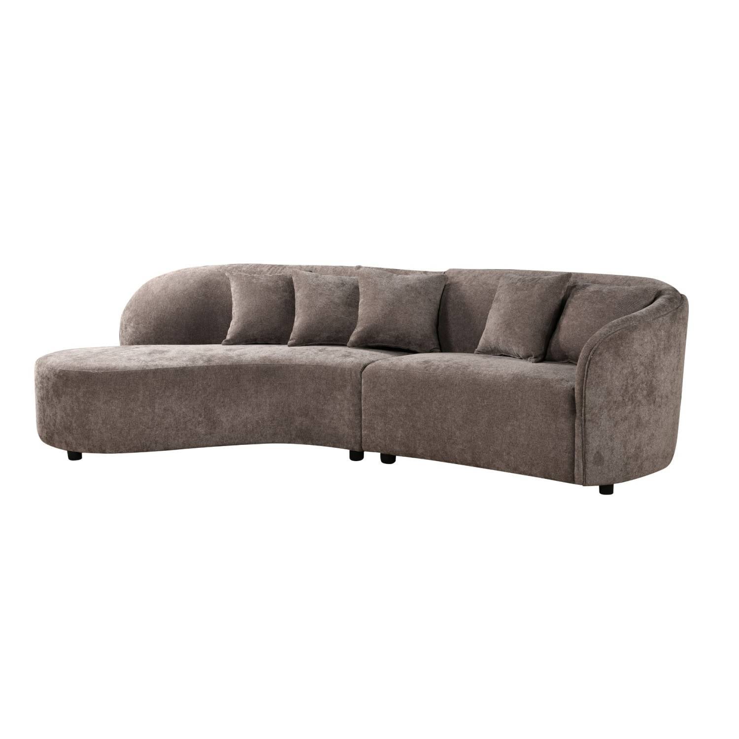 Geschwungenes Polstersofa in Taupe mit bequemer Sitzfläche und passenden Zierkissen – Ashela