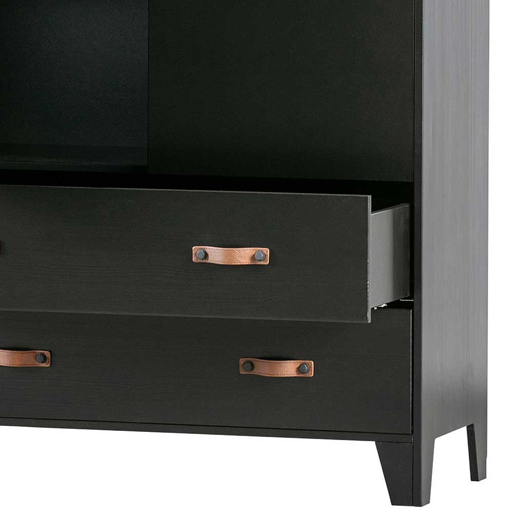 Offene Schublade des schwarzen Kiefernholz Kleiderschranks mit braunem Ledergriff – Ilvessino