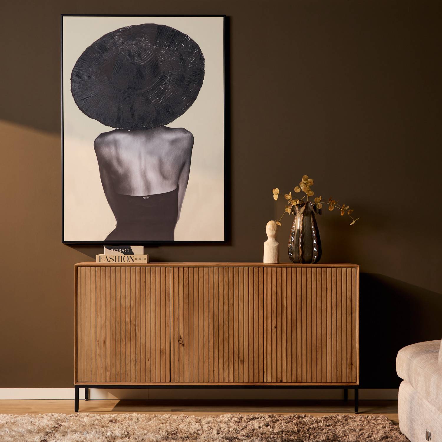 Holz-Kommode mit geriffelter Front und schwarzen Beinen als stilvolles Möbelstück für den Wohnbereich – Kojas