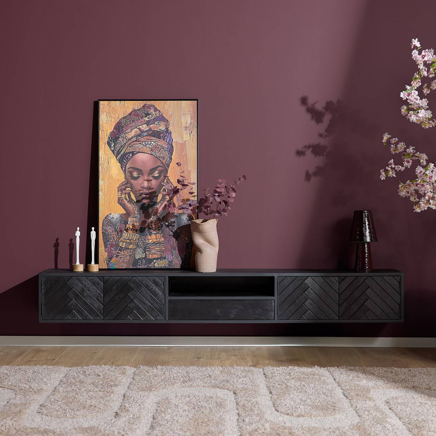 Schwarzes schwebendes TV Board mit Herringbone-Muster an den Türen im Wohnzimmer – Lida