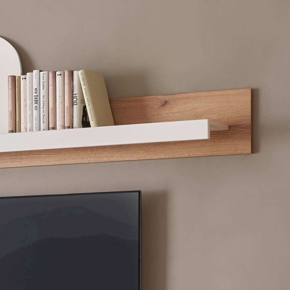 Wandregal als Bücherregal über dem Fernseher mit mattweißer Ablage und Holzoptik-Rückwand – Adejano