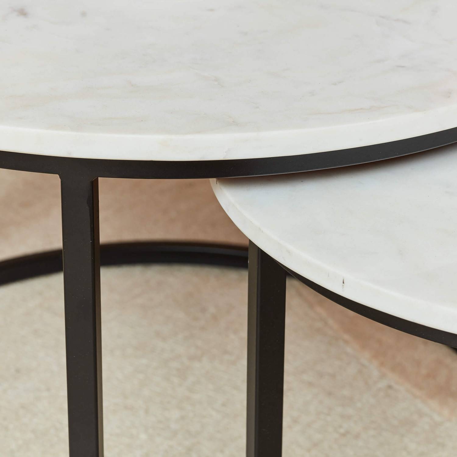 Verschachtelte Couchtische aus Marmor mit schwarzen Metallbeinen als 2er Set – Krispan