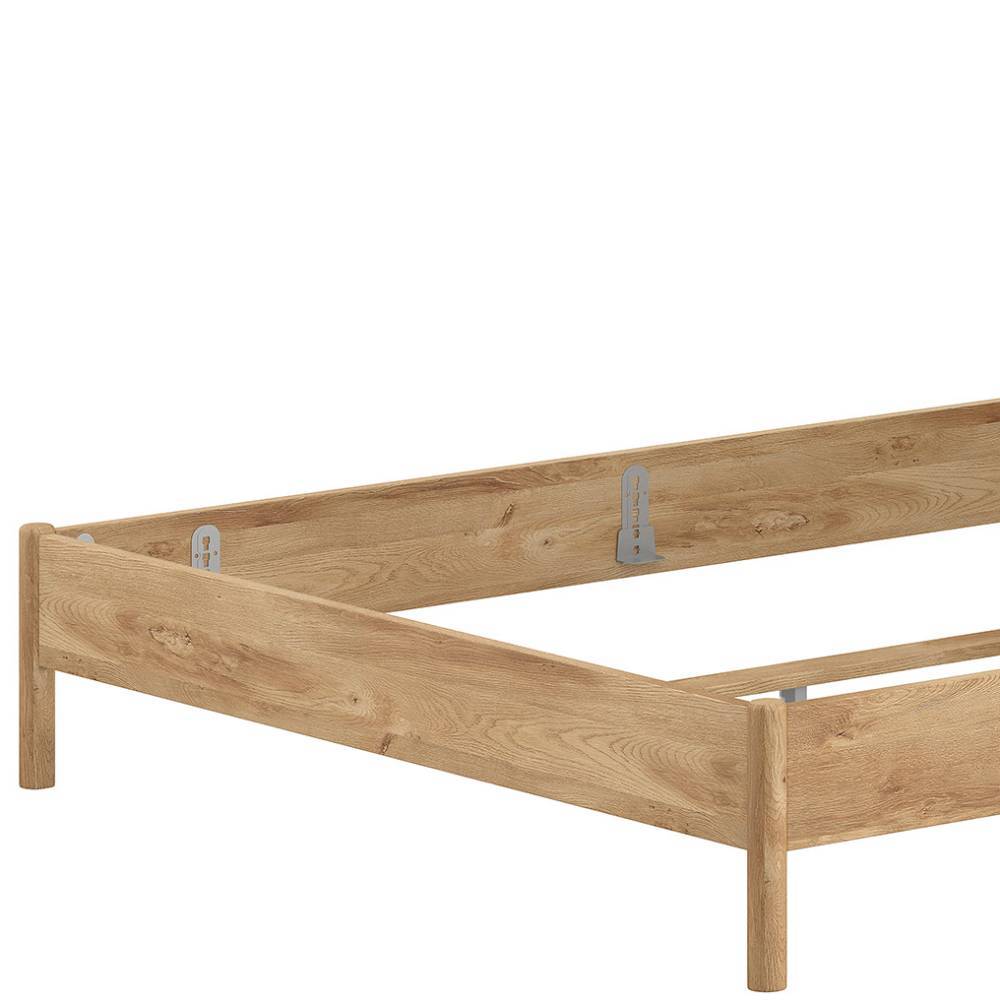 Robuster Bettrahmen aus hellem Massivholz mit sichtbarer Holzmaserung und Metallbeschlägen – Goyan