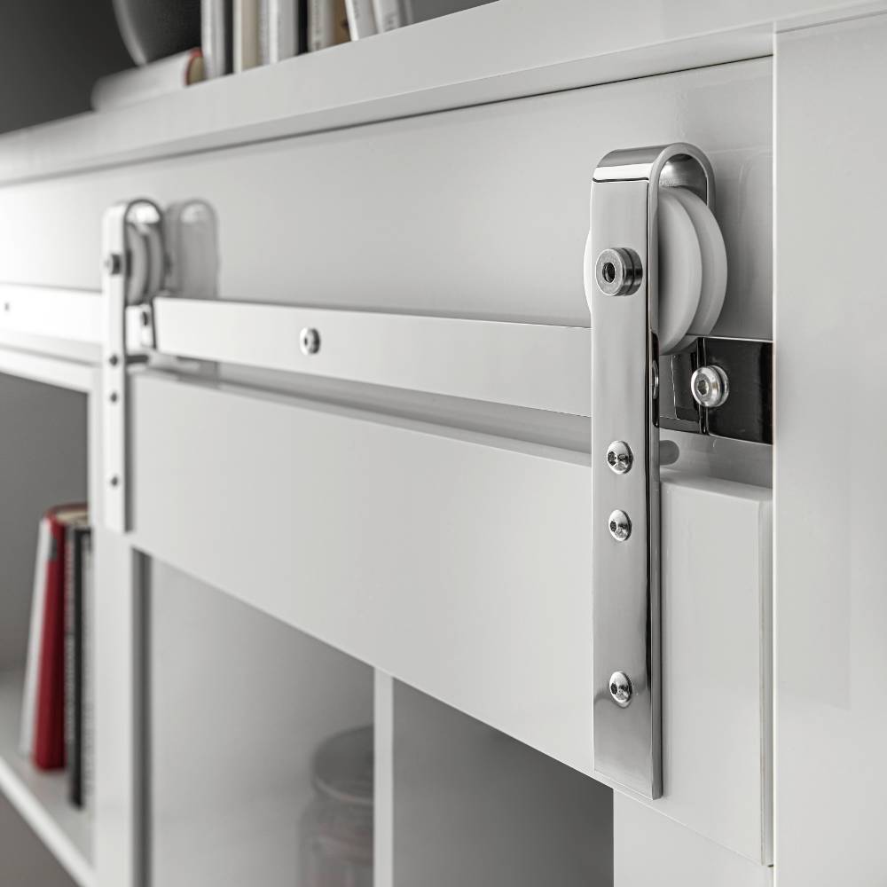 Detail der Schiebetür mit moderner Laufschiene aus Metall am weißen Schrank – Memphys
