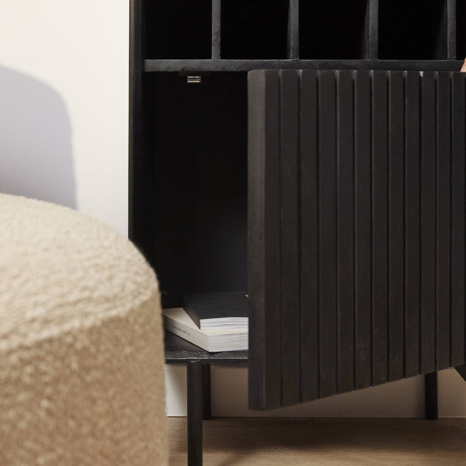 Schwarzer Barschrank mit geöffneter gerillter Tür und Stauraum – Jusitc