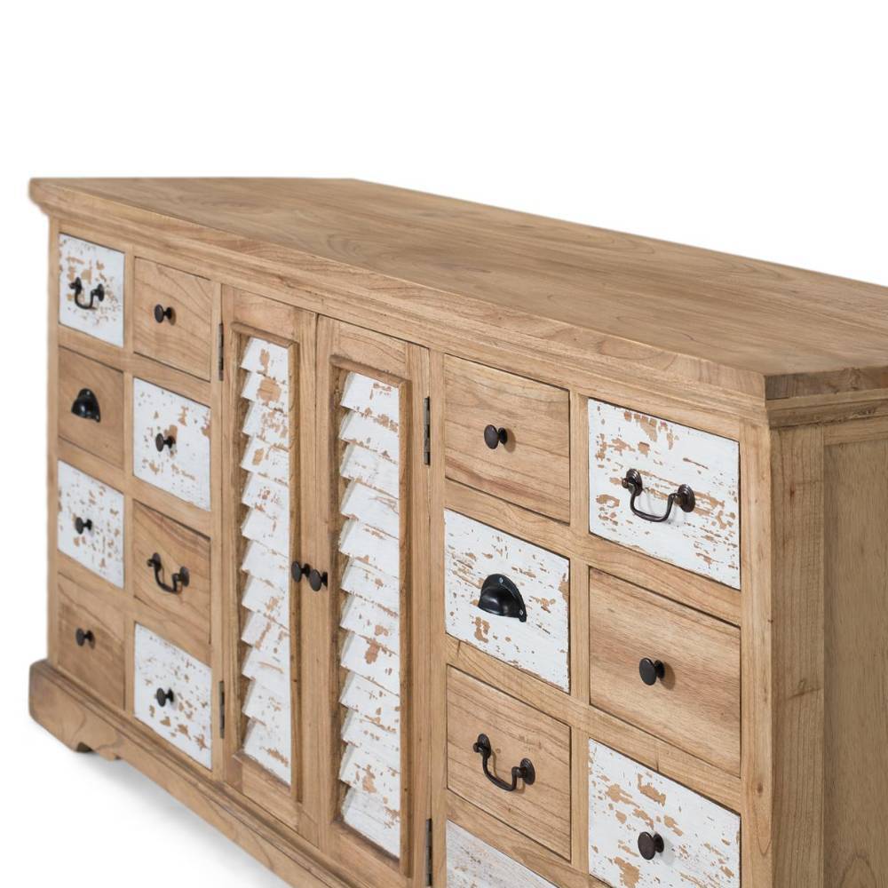 Shabby Chic Holzsideboard mit weiß lackierten Schubladenfronten in schräger Ansicht – Lamedda