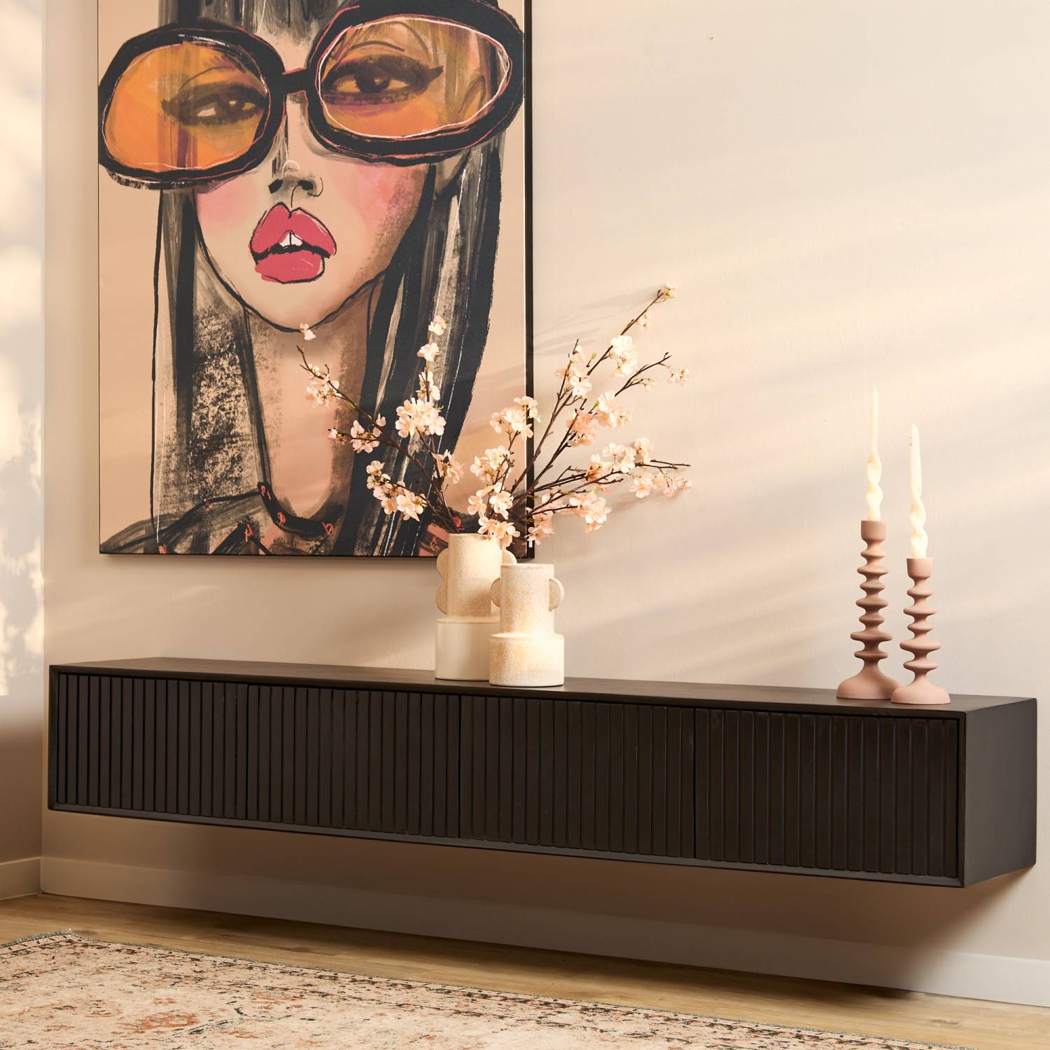 Schwarzes Wand-Lowboard mit vier Türen und geriffelter Front im Wohnzimmer – Jusitc