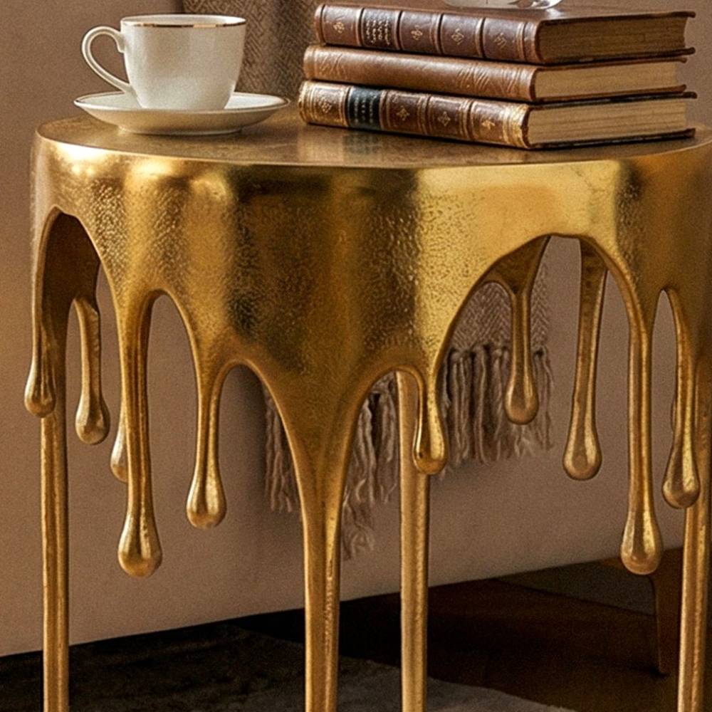Runder goldfarbener Design-Beistelltisch in zerlaufender Optik als stilvolles Wohnzimmermöbel – Straits