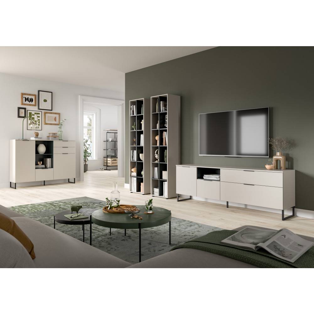Helles Wohnzimmer mit 3-teiligem Schrankwandsystem und passender Kommode – Ostinia