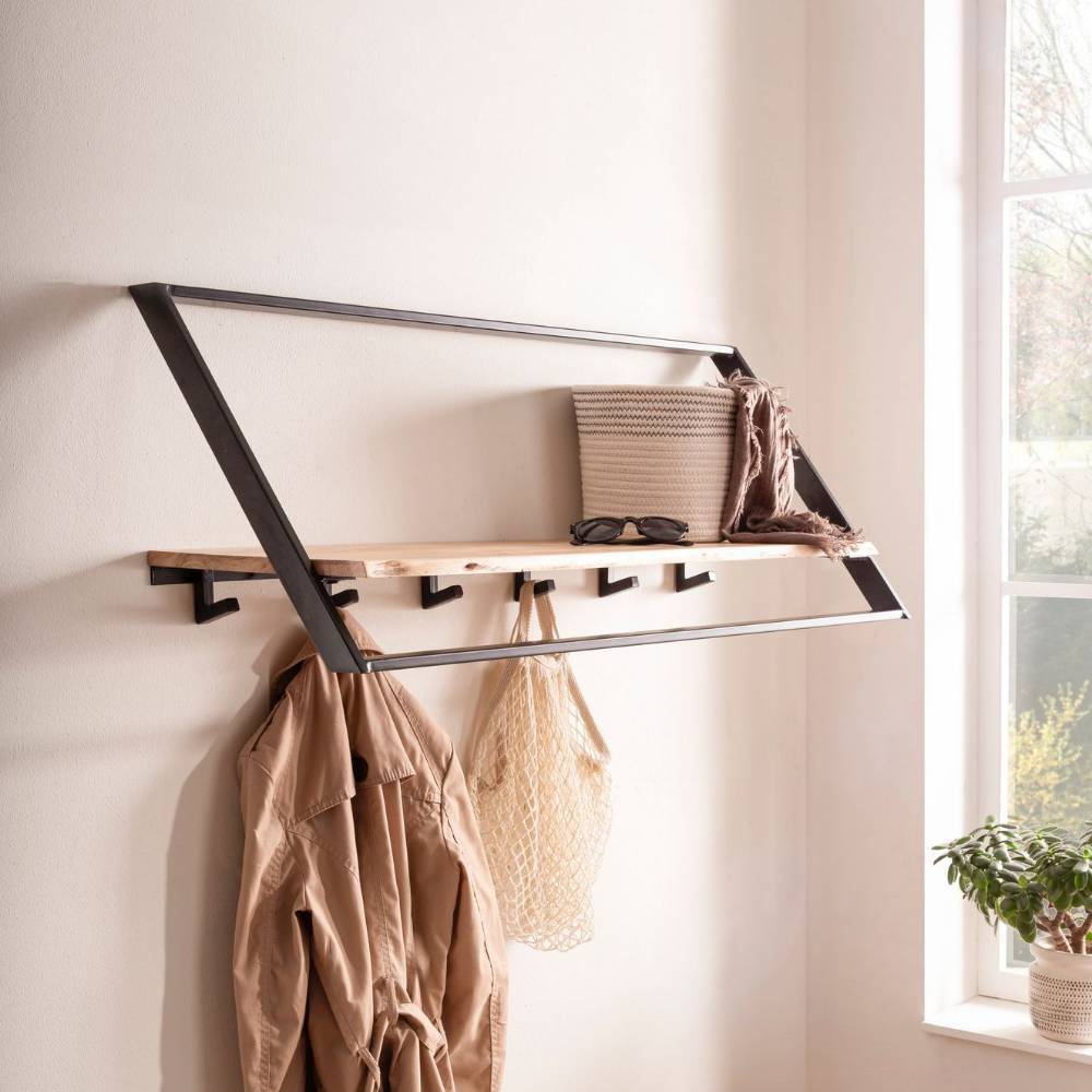 Industrial Wandgarderobe aus Akazienholz mit Baumkante und schwarzen Metallhaken Zirco