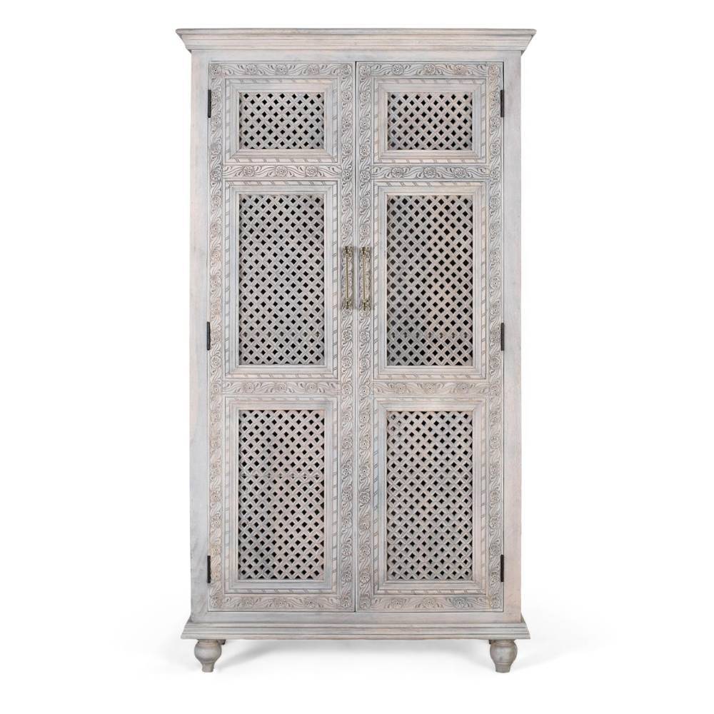Antikweißer Vintage Wäscheschrank mit geschnitzten Türen und Rautenmuster, geschlossen – Sevilla