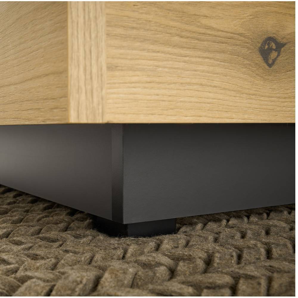 Detailansicht der stabilen schwarzen Sockelplatte und der kleinen Füße des Couchtisches – Addara