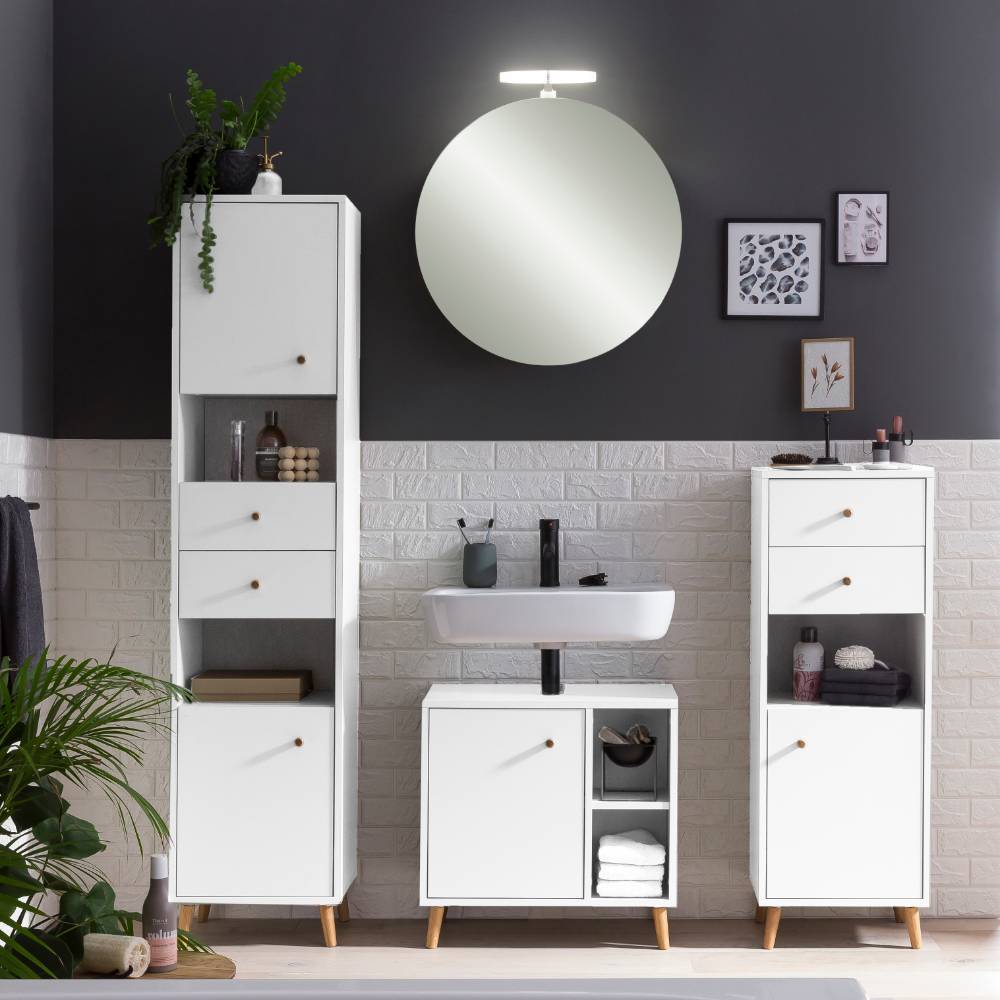 Hoher Badschrank in Mattweiß mit Eichefüßen und viel Stauraum im Badezimmer – Anuta