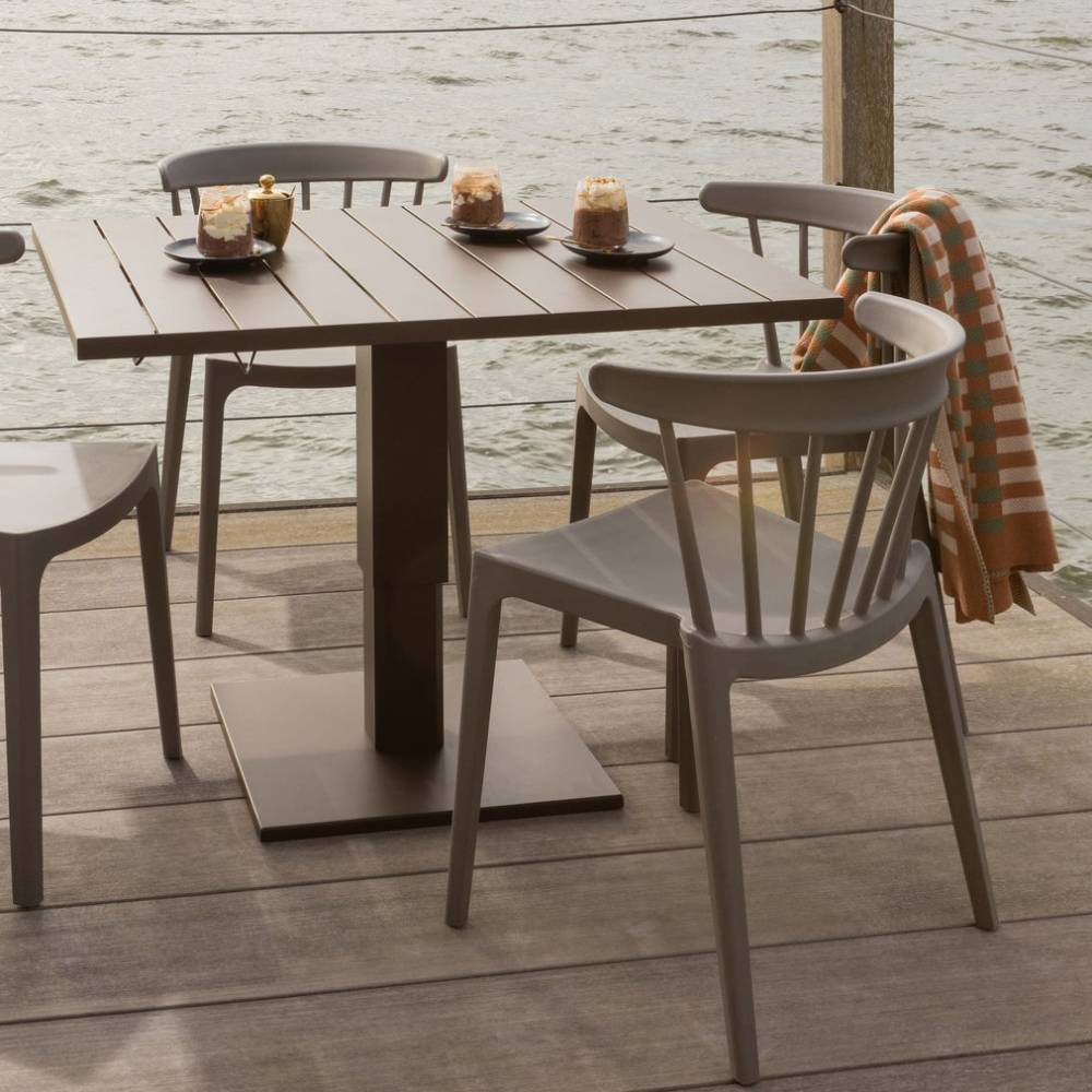 Zwei taupe Outdoor-Stapelstühle als 2er Set am Esstisch für gemütliche Gartenrunden – Oney