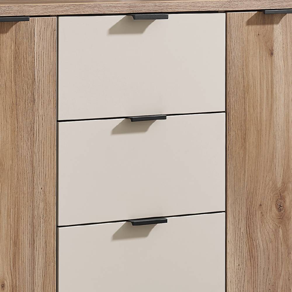 Vier helle Schubladen der Schlafzimmer-Kommode mit eleganten schwarzen Griffen – Castagno