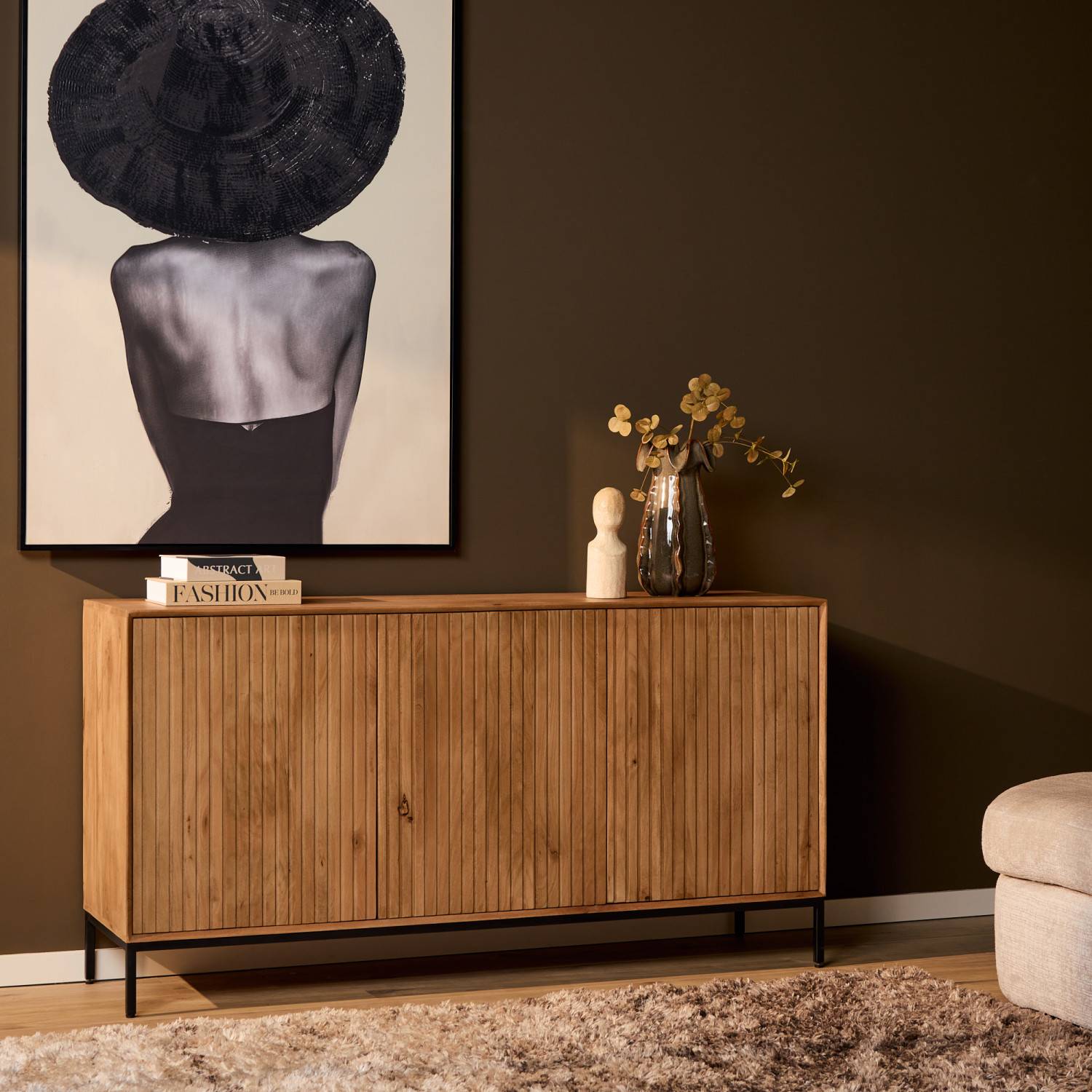 Rustikales Holz-Sideboard mit profilierter Front im Wohnzimmer als elegante Aufbewahrungsmöglichkeit – Kojas