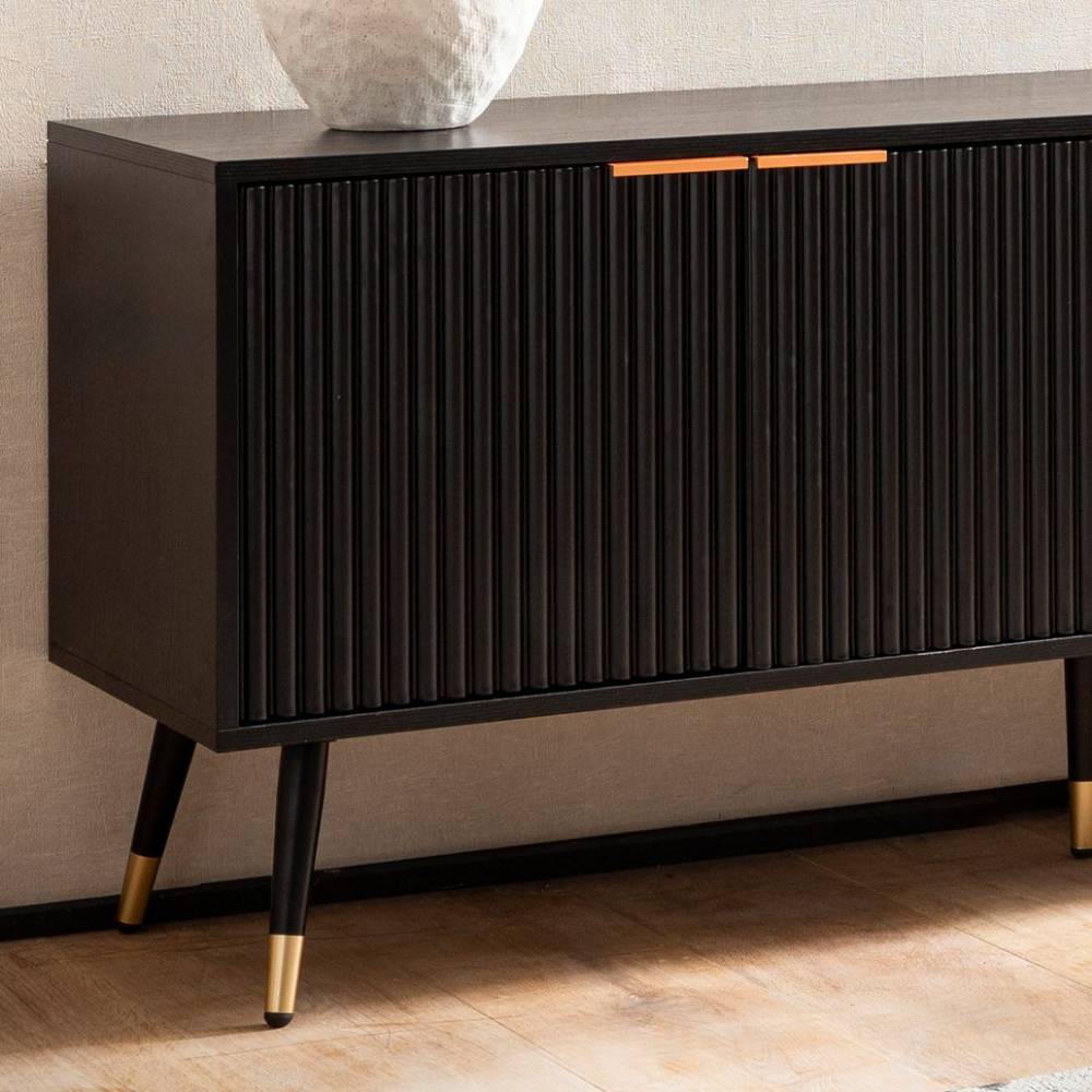Schwarzes TV Board mit geriffelten Türen, goldenen Griffen und eleganten Goldfüßen – Vacca