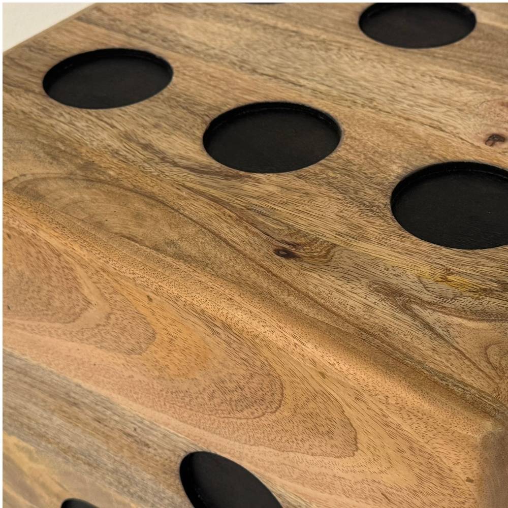 Beistelltisch aus Mangoholz in Spielwürfel-Optik mit Holzmaserung und schwarzen Punkten – Palermo