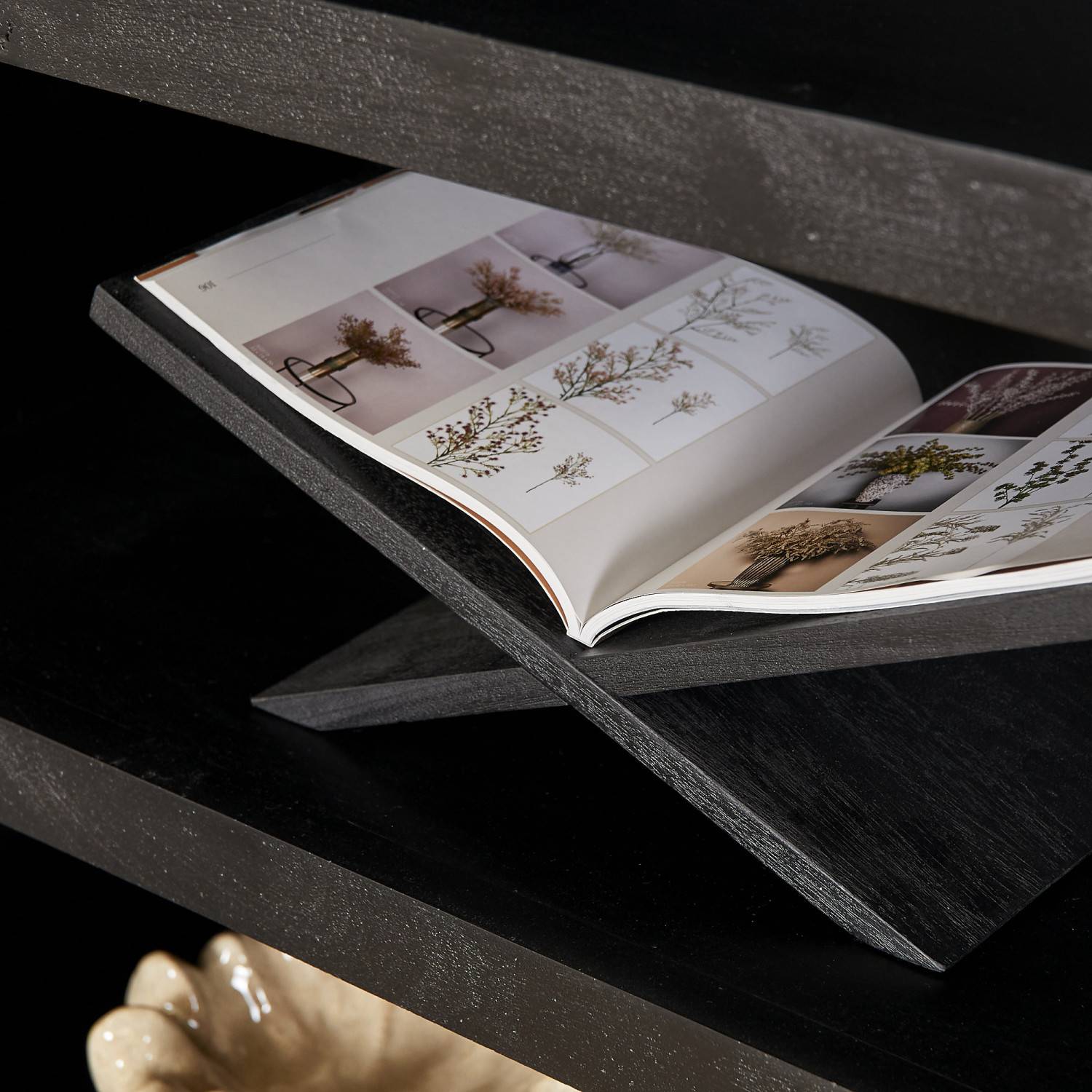 Schwarzes Massivholz Regal mit schräger Ablage für Zeitschriften und Wohnzimmer – Trapper