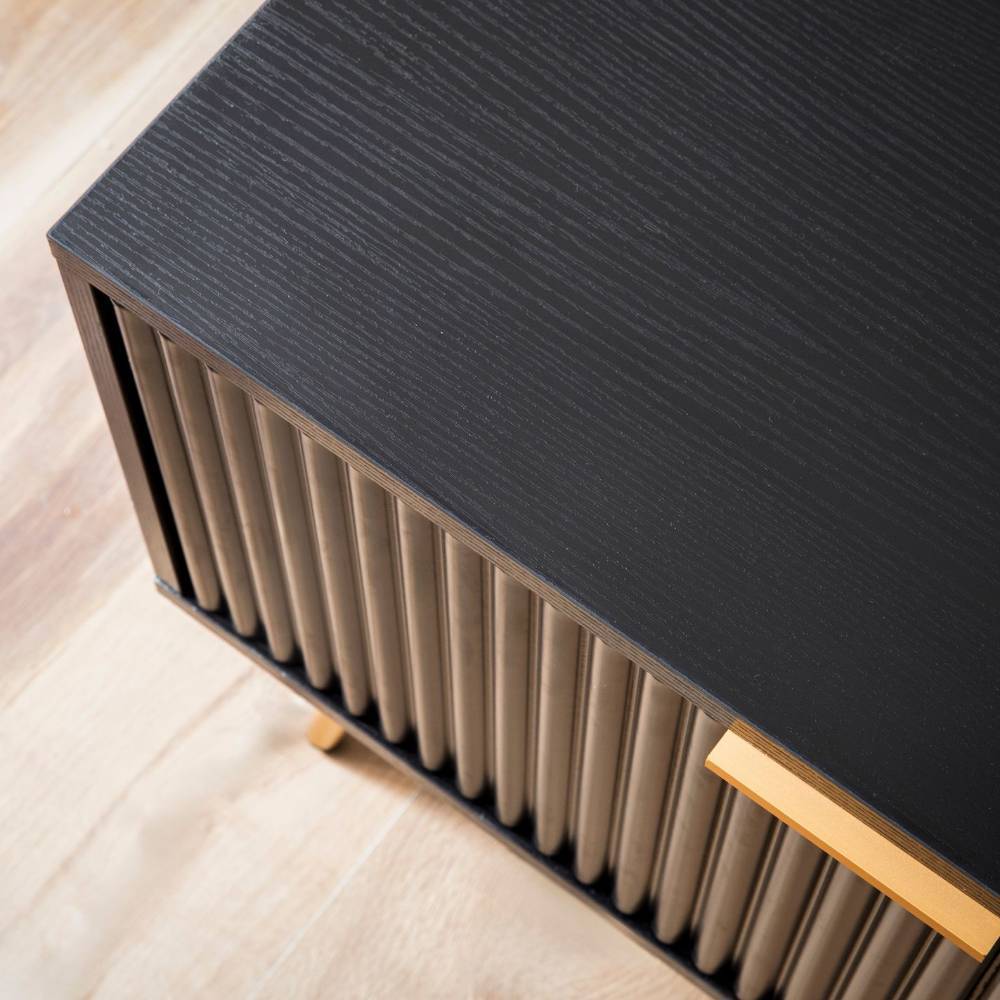 Oberseite des schwarzen TV-Boards mit Holzmaserung und geriffelter Front – Vacca