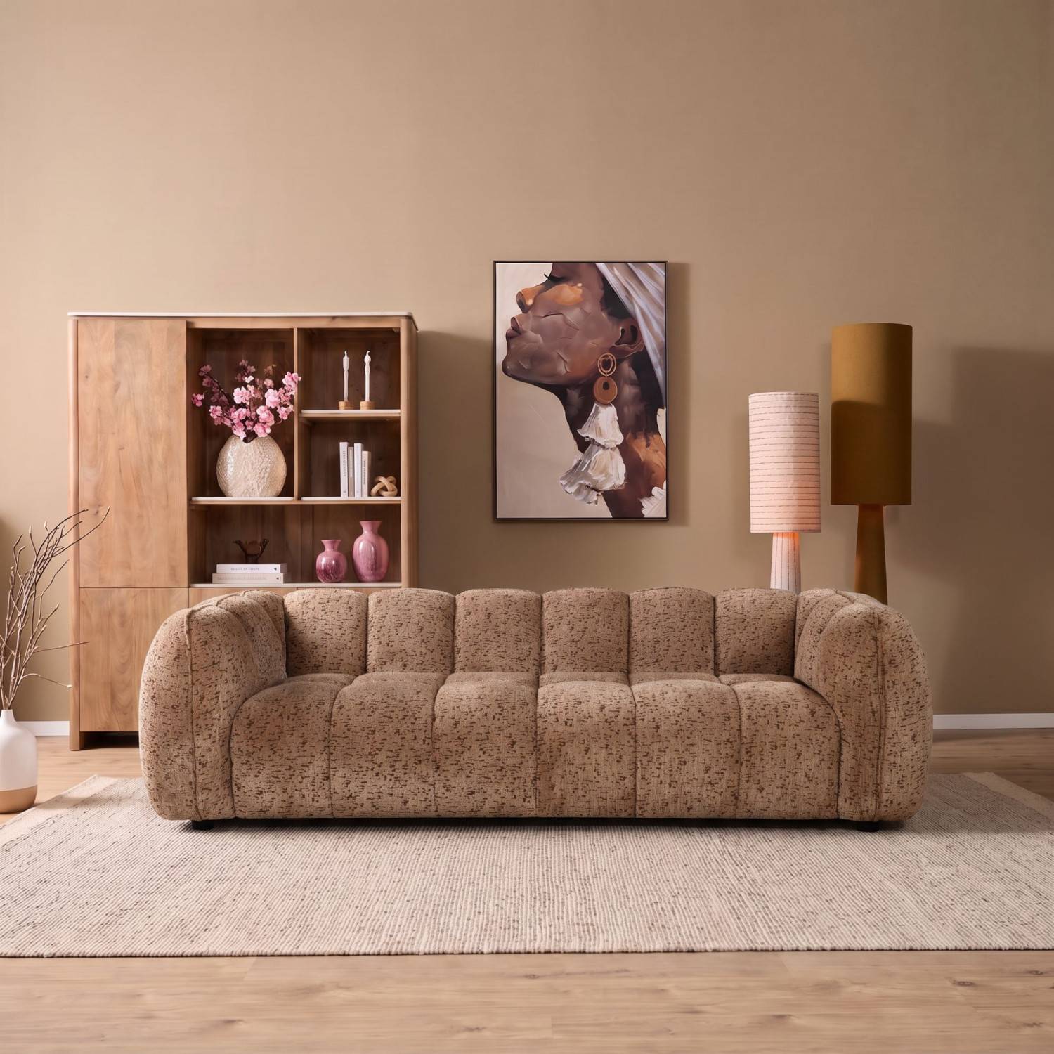 Beiges Designsofa mit Kanalsteppung und abgerundeten Armlehnen in Wohnlandschaft – Pedro