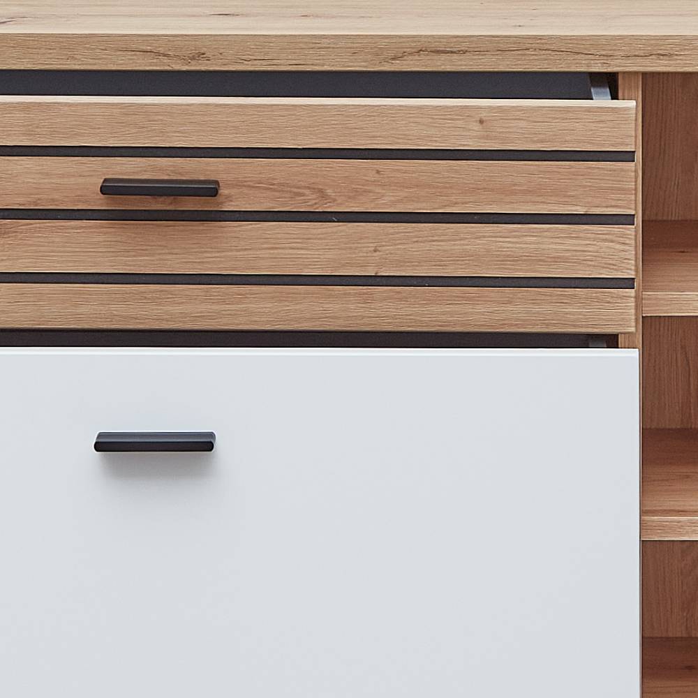 Geöffnete Schublade der hängenden Schuhkommode mit Holzlamellenfront und schwarzem Griff für den Dielenbereich – Niam