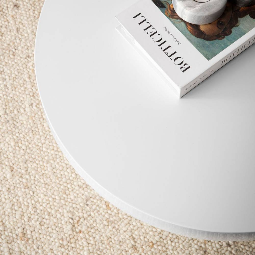 Runder Beistelltisch mit eleganter weißer Tischplatte in minimalistischem Design – Azzura