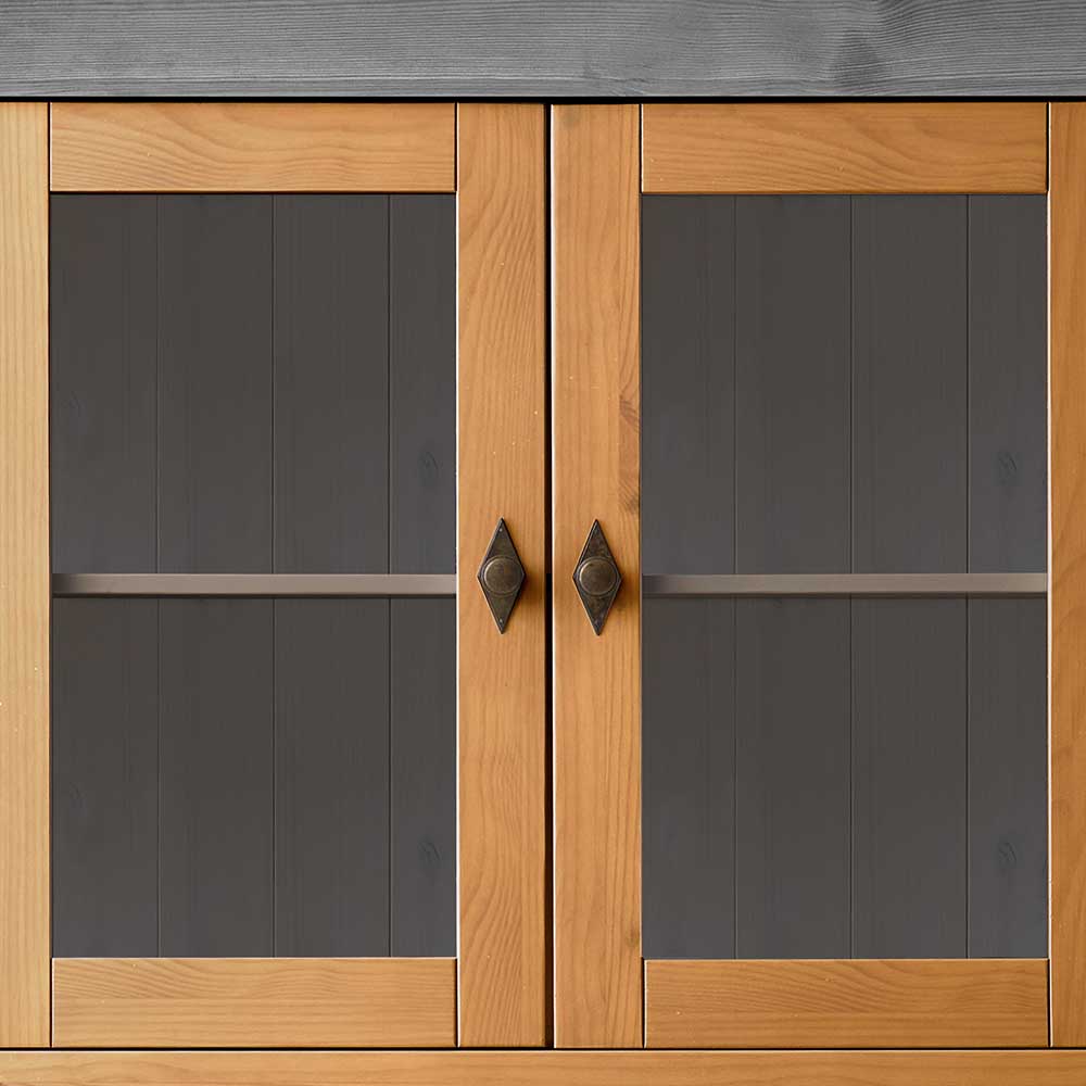 Kiefer Vitrinenschrank Glastüren mit dekorativen Metallgriffen und grauer Rückwand – Eshelas