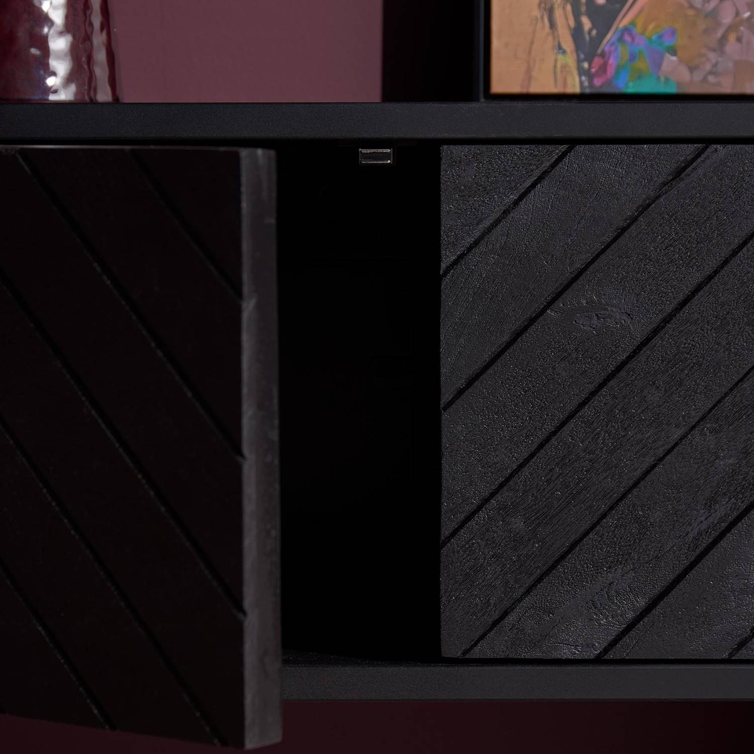 Offene Tür des schwarzen TV Boards aus Mangoholz mit Stauraumfunktion – Lida
