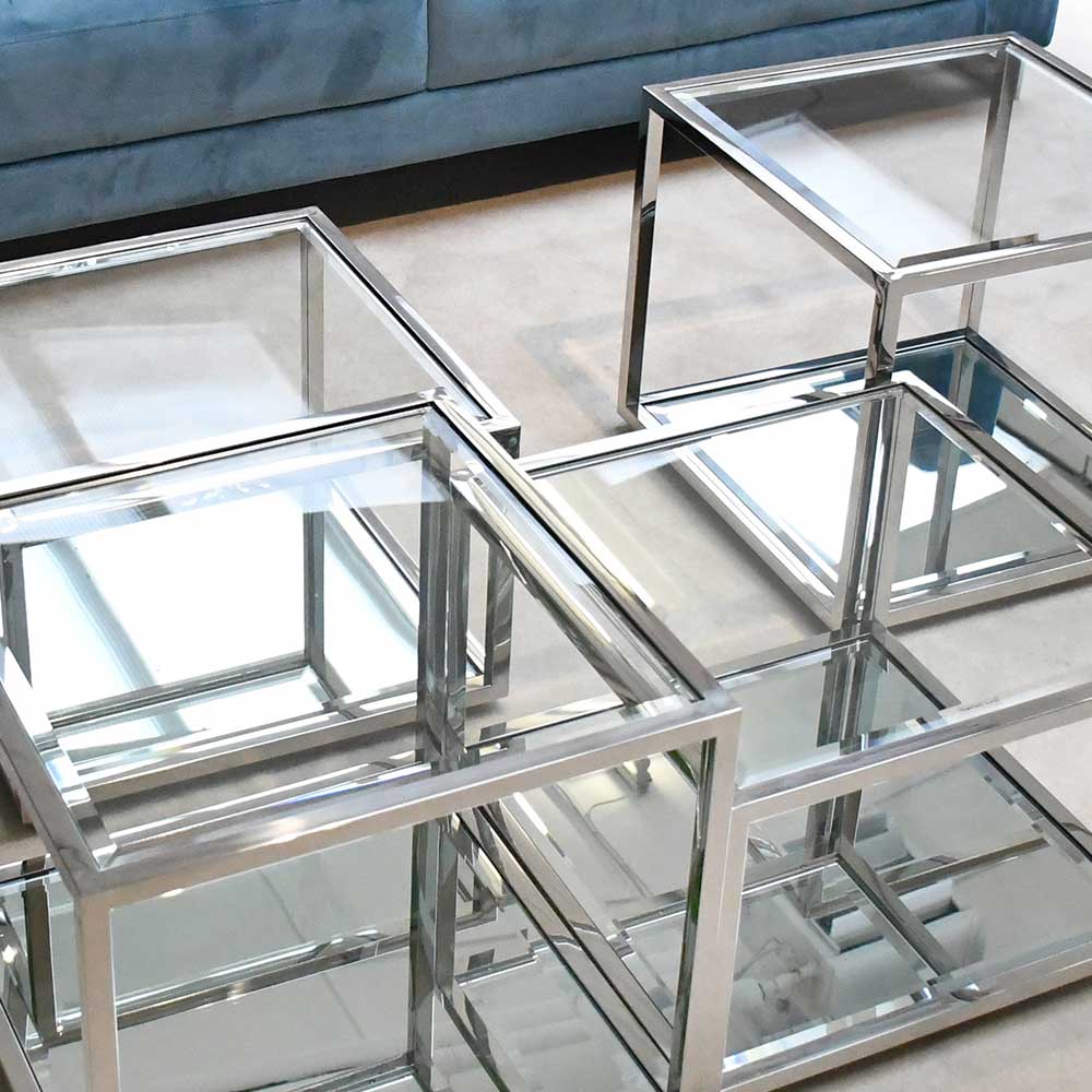 Eleganter Couchtisch aus vier einzelnen Elementen mit Glasplatten und Edelstahlgestell im Wohnzimmer – Nick
