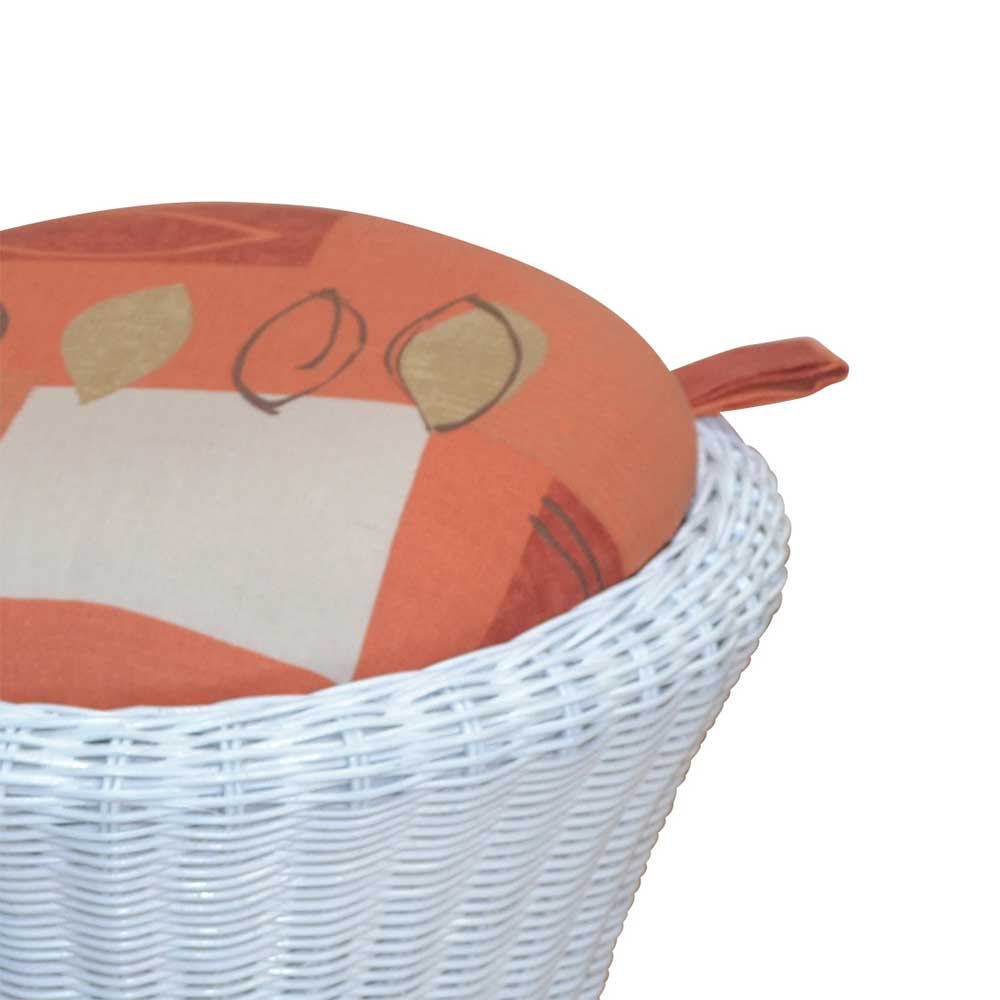 Weißer Rattan-Sitzhocker Loudes mit floralem Sitzkissen in Orange