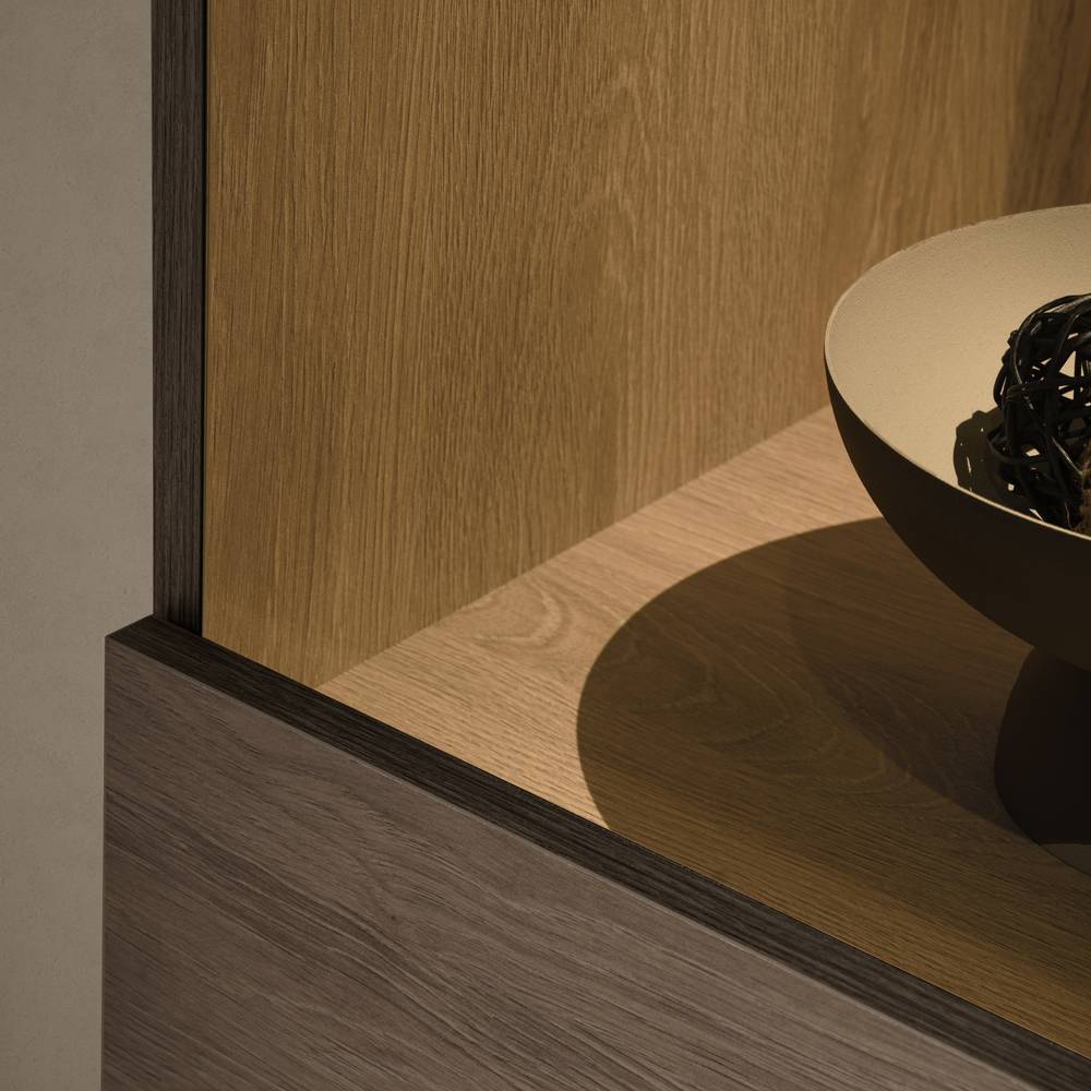 Detailansicht der offenen Nische in Nussbaum Optik mit Ablagefläche für Wohnaccessoires – Julado