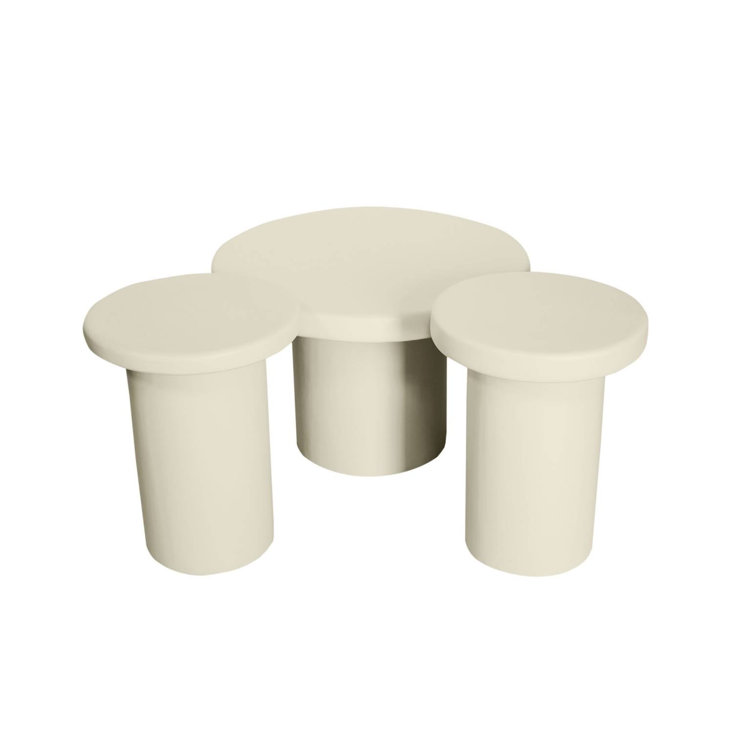 Dreiteiliges Couchtisch-Set aus cremefarbenem Massivholz in unterschiedlichen Höhen – Annatto