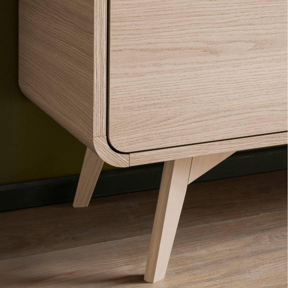 Detailansicht der schrägen Holzfüße und der elegant abgerundeten Kante des Lowboards – Embrus