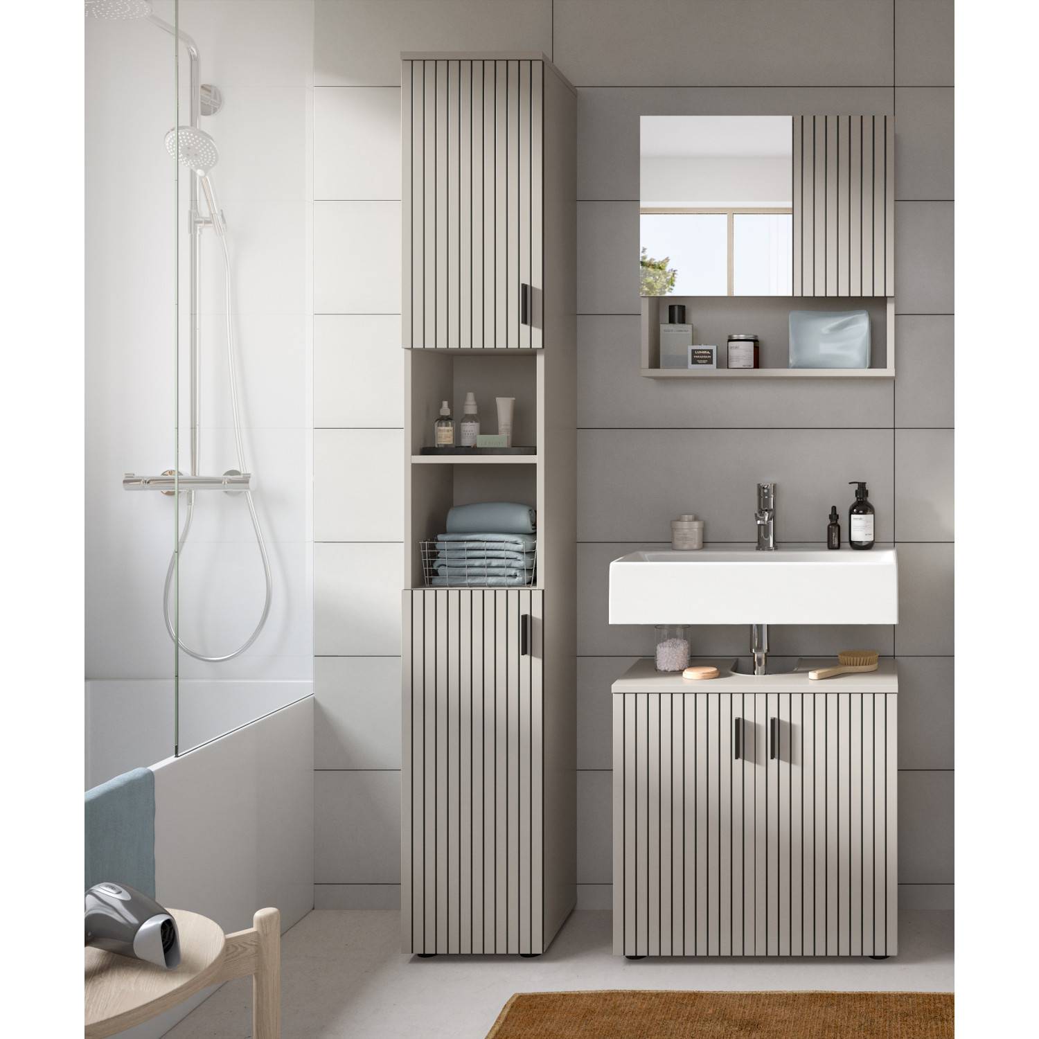 Modernes cremefarbenes Badmöbel-Set mit hohem Schrank, Spiegelschrank und Unterschrank für Waschbecken – Loktos