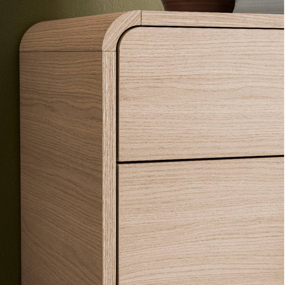 Detailansicht des Sideboards mit abgerundeten Ecken und feiner Eiche Holzoptik – Embrus