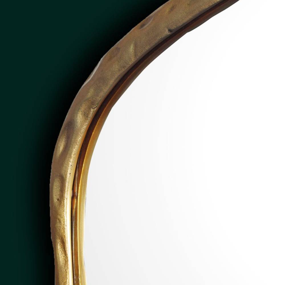 Goldener Spiegelrahmen in unregelmäßiger Form und rauer Haptik Detailaufnahme – Sesedra