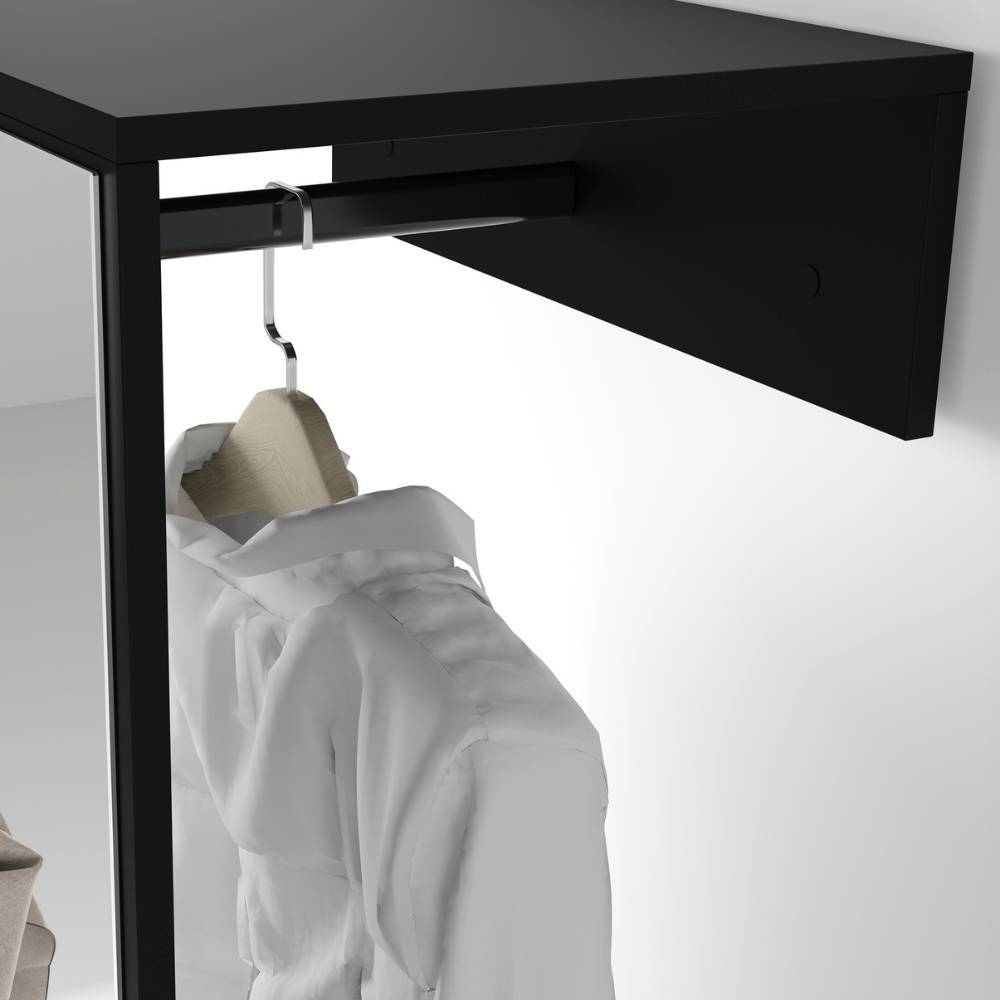 Detailansicht der Kleiderstange und Haken der Flurgarderobe für Hemden und Jacken – Zlotka