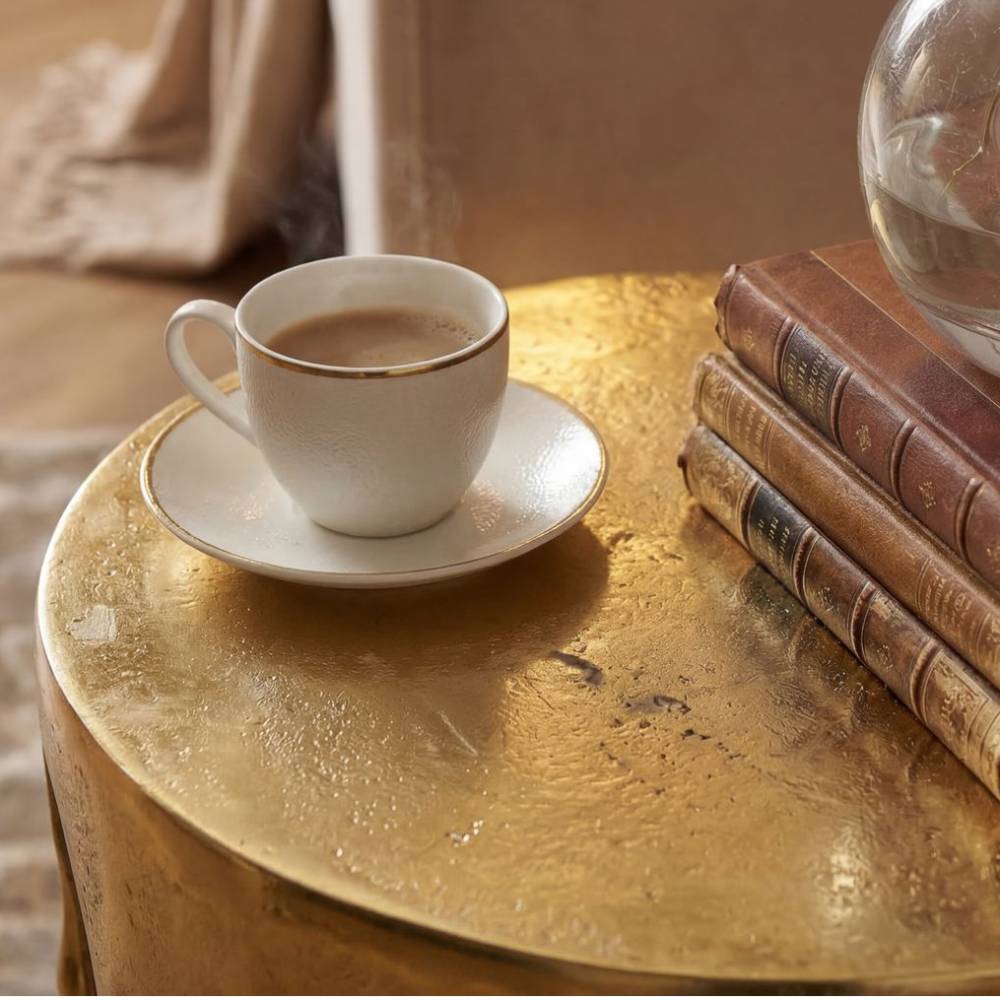 Goldfarbener Beistelltisch mit strukturierter Tischplatte als Ablagefläche für Kaffee und Bücher – Straits